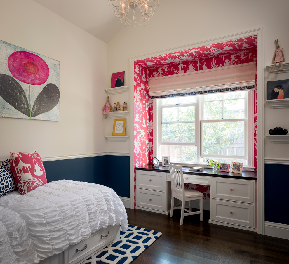 Cette photo montre une chambre de fille de 4 à 10 ans éclectique avec un bureau, un mur multicolore et parquet foncé.
