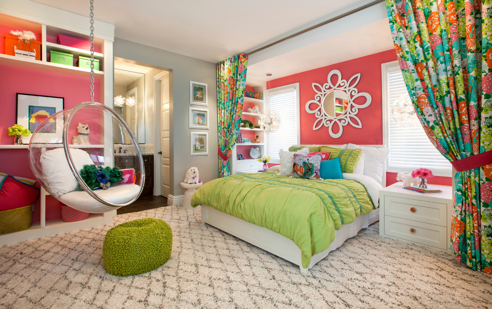 Пример оригинального дизайна: большая детская в стиле неоклассика (современная классика) с спальным местом, ковровым покрытием, разноцветными стенами и разноцветным полом для подростка, девочки
