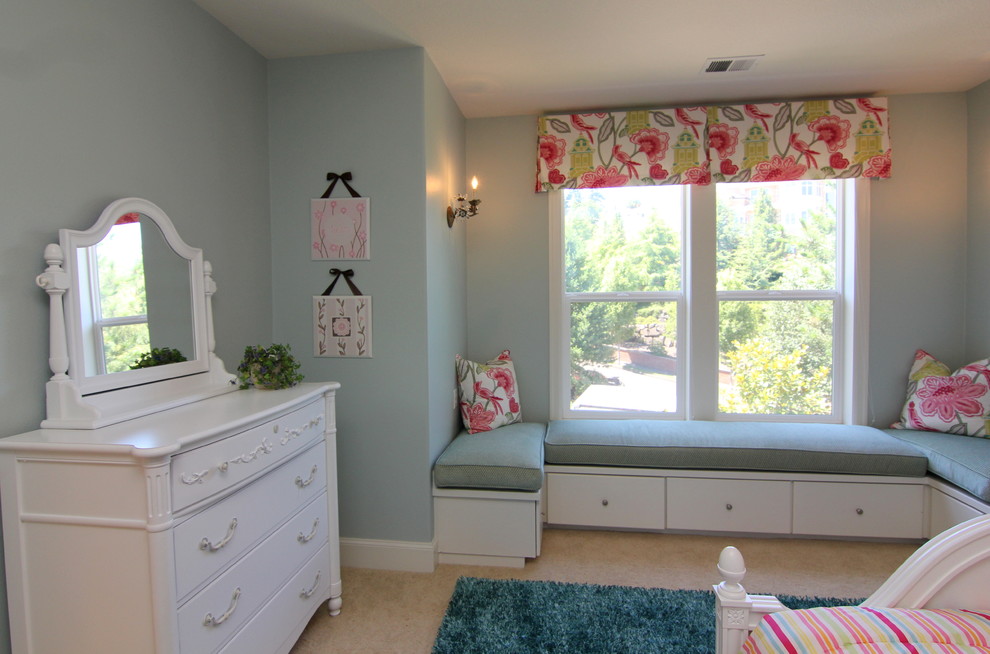 На фото: детская среднего размера в стиле кантри с ковровым покрытием, спальным местом и синими стенами для подростка, девочки с