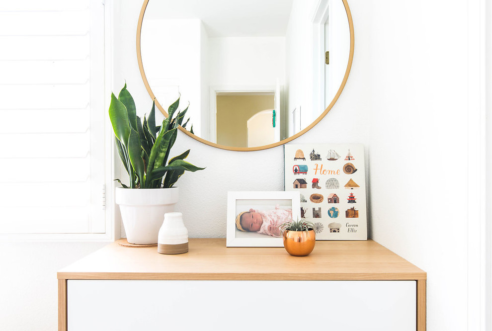 Cette photo montre une petite chambre d'enfant de 1 à 3 ans moderne avec un mur beige, moquette et un sol beige.