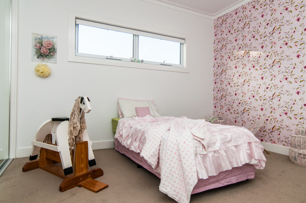 Источник вдохновения для домашнего уюта: детская среднего размера в современном стиле с розовыми стенами, ковровым покрытием и спальным местом для ребенка от 4 до 10 лет, девочки