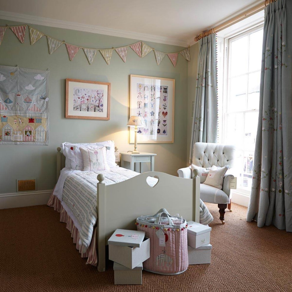 Idéer för att renovera ett lantligt flickrum kombinerat med sovrum och för 4-10-åringar, med gröna väggar, heltäckningsmatta och brunt golv