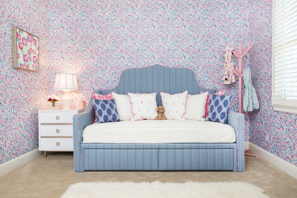 Idée de décoration pour une chambre d'enfant de 1 à 3 ans tradition de taille moyenne avec moquette et un mur multicolore.