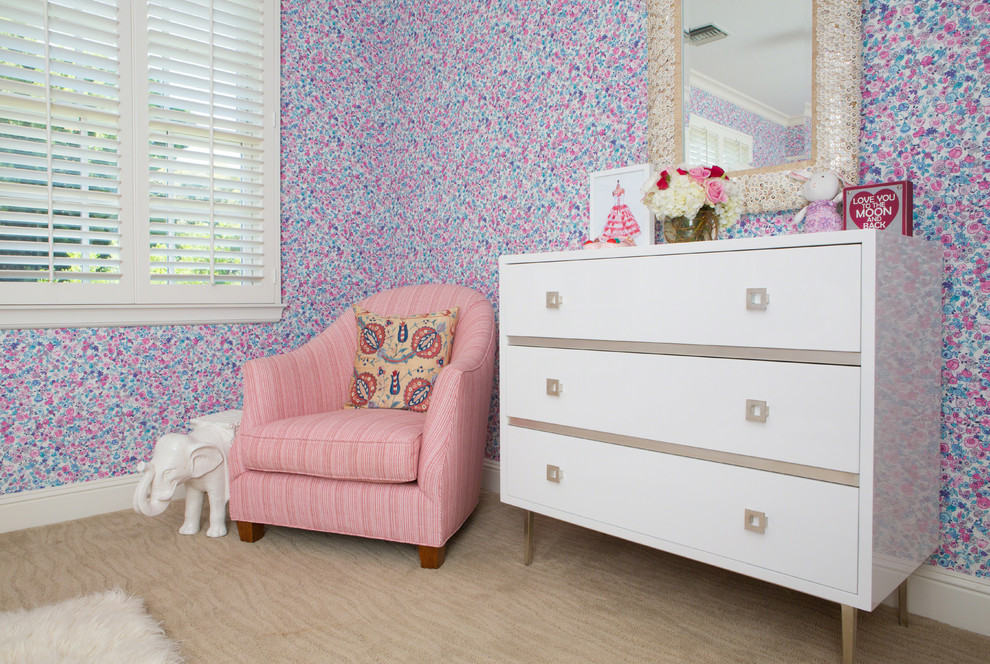 Cette photo montre une chambre d'enfant de 1 à 3 ans chic de taille moyenne avec un mur rose et moquette.