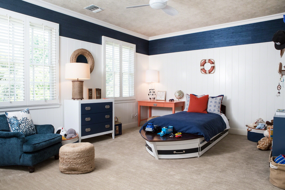 Réalisation d'une chambre d'enfant de 1 à 3 ans tradition de taille moyenne avec un mur bleu et moquette.