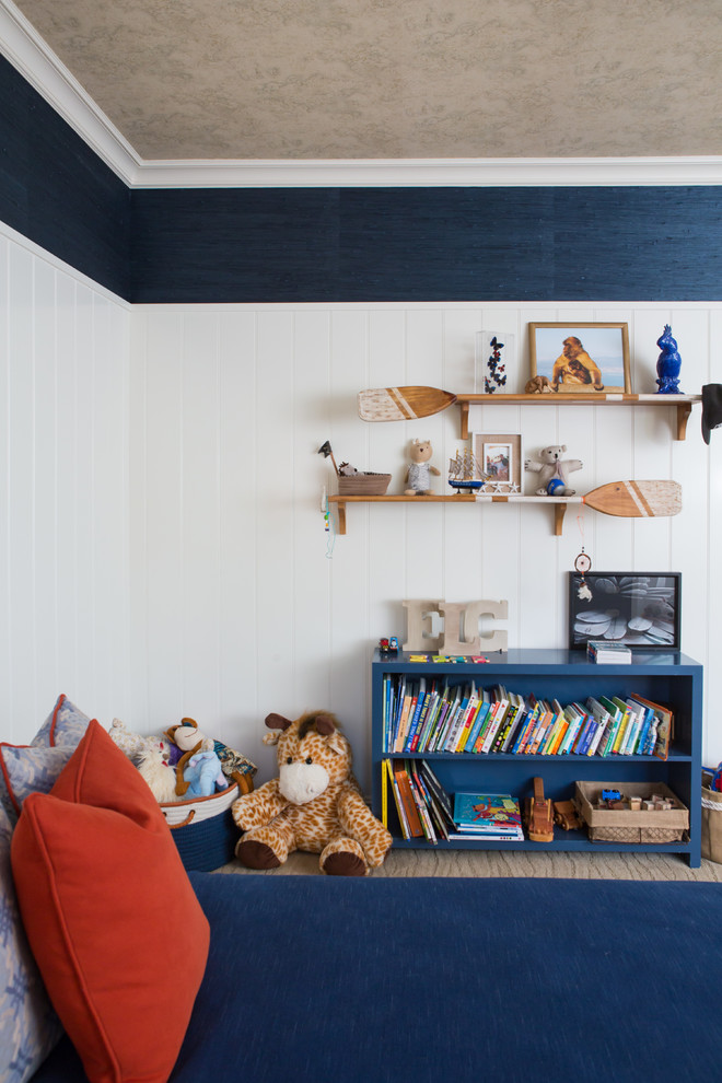 Immagine di una cameretta per bambini da 1 a 3 anni classica di medie dimensioni con pareti blu e moquette