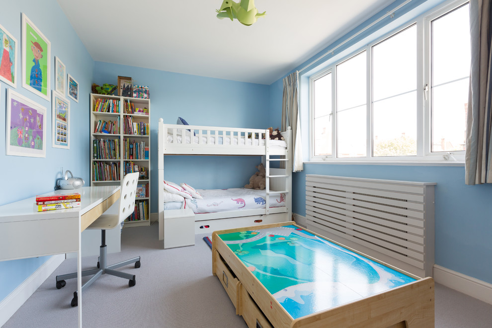 Modern inredning av ett mellanstort könsneutralt barnrum kombinerat med sovrum och för 4-10-åringar, med blå väggar och heltäckningsmatta