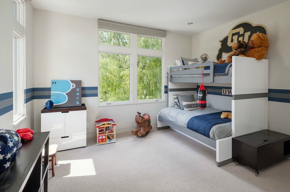 Идея дизайна: детская среднего размера в стиле неоклассика (современная классика) с спальным местом, бежевыми стенами и ковровым покрытием для ребенка от 4 до 10 лет, мальчика