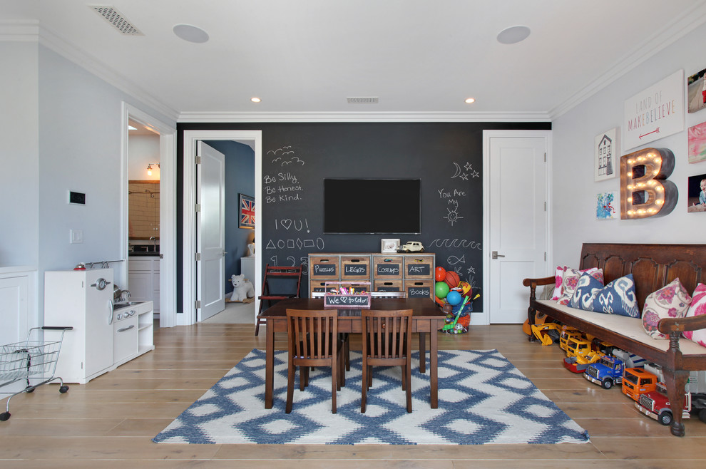 Ejemplo de dormitorio infantil tradicional renovado con suelo de madera en tonos medios y paredes multicolor