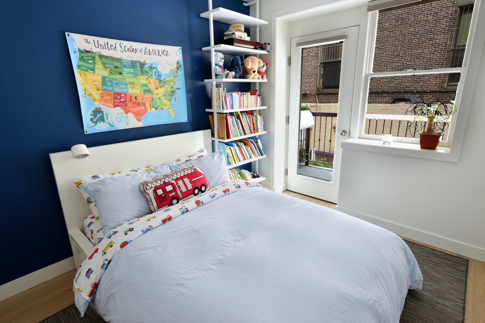 Ispirazione per una cameretta per bambini da 4 a 10 anni classica di medie dimensioni con pareti bianche, parquet chiaro e pavimento beige