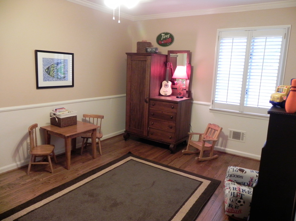 Cette photo montre une chambre d'enfant de 4 à 10 ans éclectique de taille moyenne avec un mur beige et un sol en bois brun.