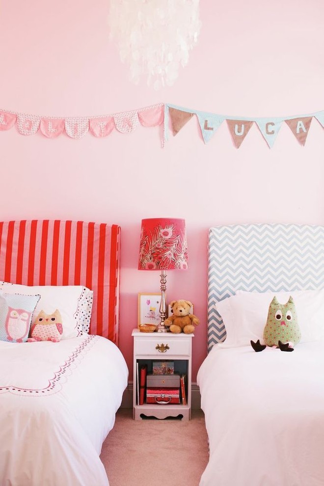 Foto di una cameretta per bambini da 4 a 10 anni boho chic con pareti rosa e moquette