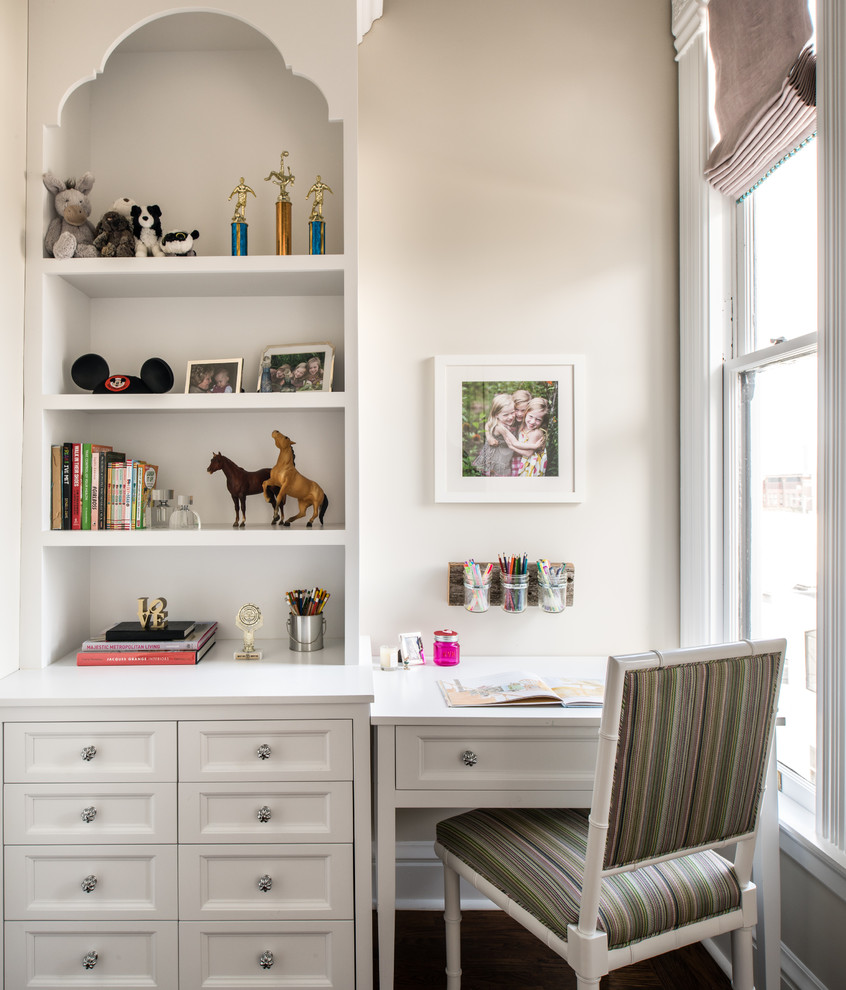 Cette photo montre une chambre de fille de 4 à 10 ans chic avec un bureau, parquet foncé et un mur beige.