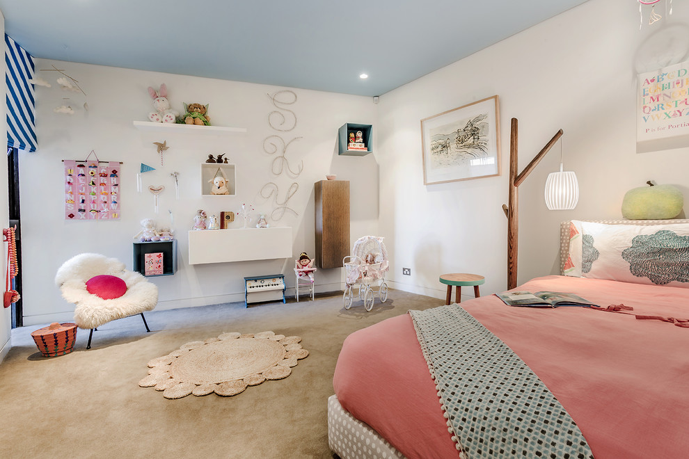Bild på ett vintage flickrum kombinerat med sovrum och för 4-10-åringar, med vita väggar, heltäckningsmatta och beiget golv