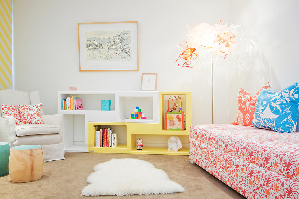 Cette photo montre une grande chambre d'enfant de 1 à 3 ans bord de mer avec un mur blanc, moquette et un sol beige.