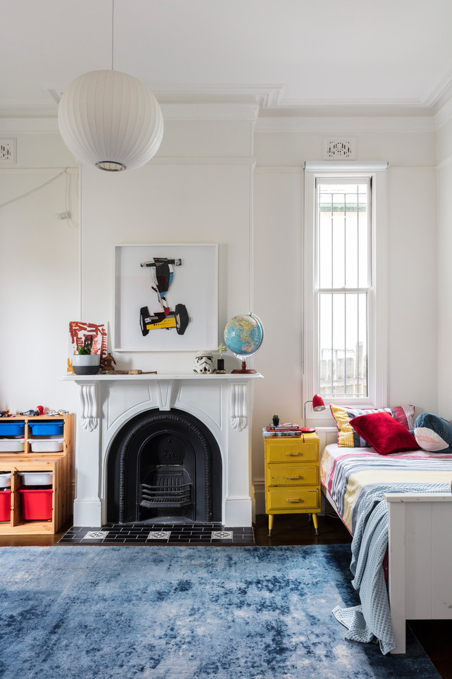 Imagen de dormitorio infantil de 4 a 10 años clásico renovado de tamaño medio con paredes blancas y suelo de madera en tonos medios