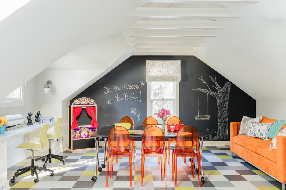 Exempel på ett stort modernt könsneutralt barnrum för 4-10-åringar och kombinerat med lekrum, med vinylgolv, flerfärgade väggar och flerfärgat golv