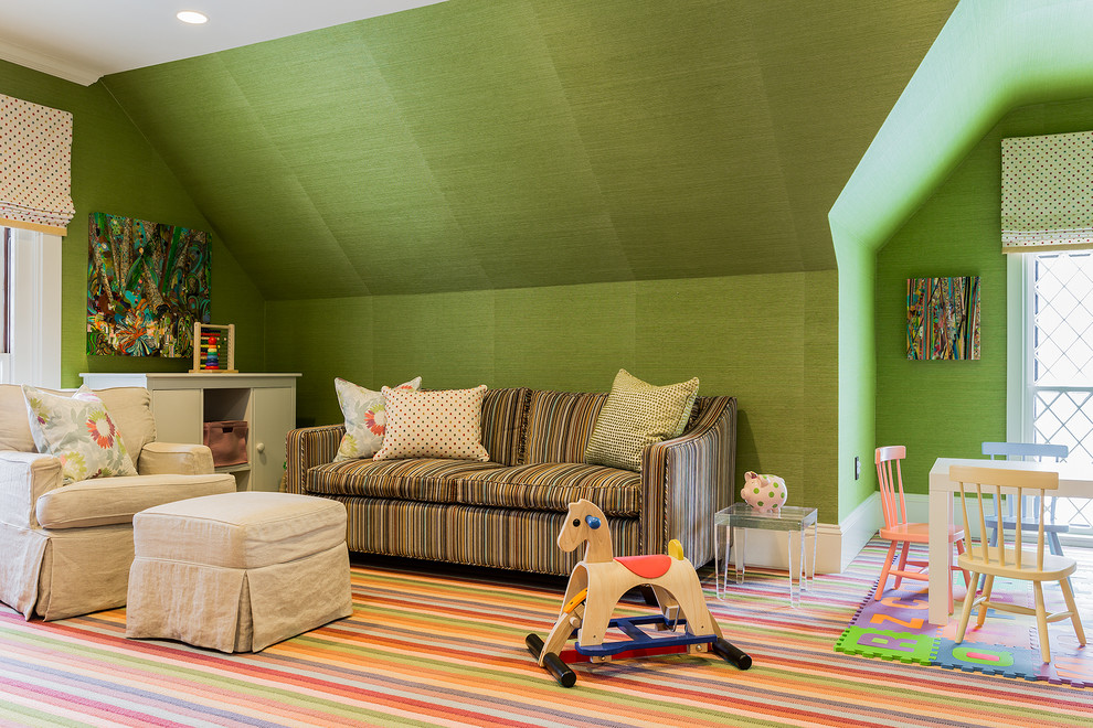 Foto på ett stort vintage könsneutralt småbarnsrum kombinerat med lekrum, med gröna väggar och heltäckningsmatta