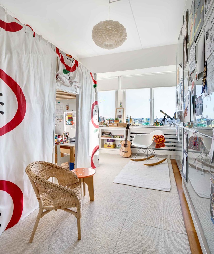 Immagine di una cameretta per bambini da 4 a 10 anni minimal di medie dimensioni con pareti bianche, moquette e pavimento beige
