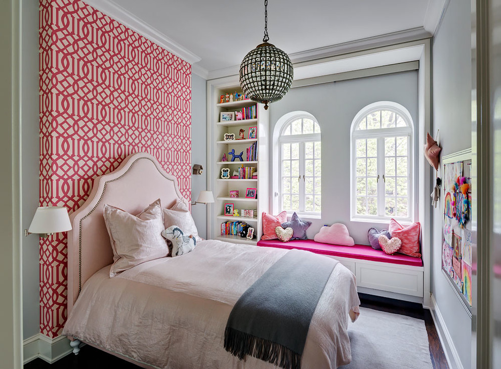 Cette photo montre une chambre d'enfant chic avec un mur rose, parquet foncé et un sol marron.