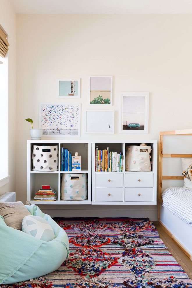 Inspiration för mellanstora eklektiska könsneutrala småbarnsrum kombinerat med lekrum, med vita väggar