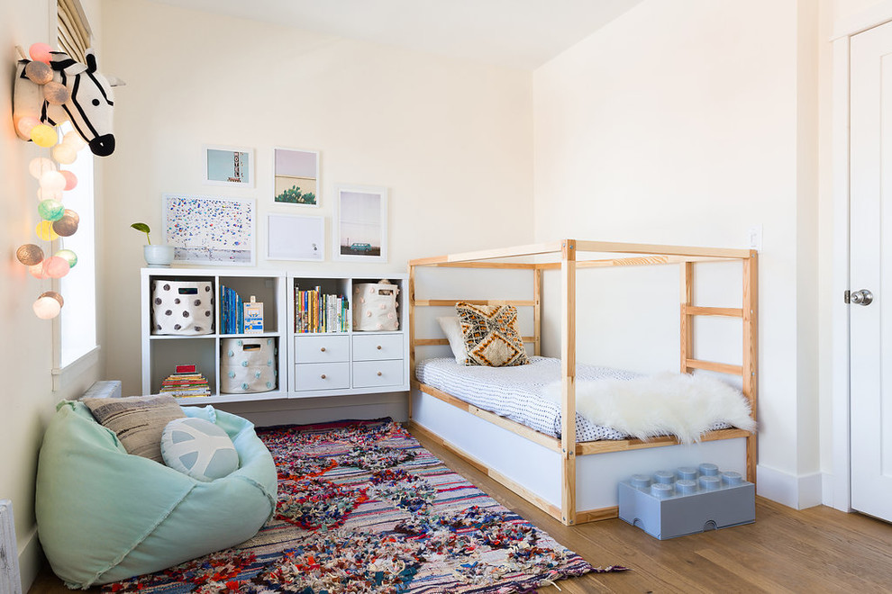 Свежая идея для дизайна: нейтральная детская среднего размера в стиле фьюжн с спальным местом и белыми стенами для ребенка от 1 до 3 лет - отличное фото интерьера