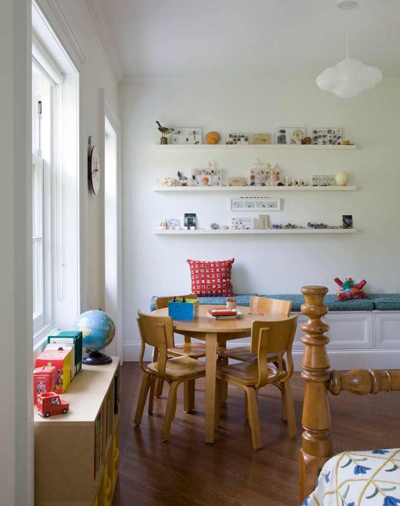 Diseño de dormitorio infantil de 4 a 10 años tradicional renovado de tamaño medio con paredes blancas, suelo de madera en tonos medios y suelo marrón