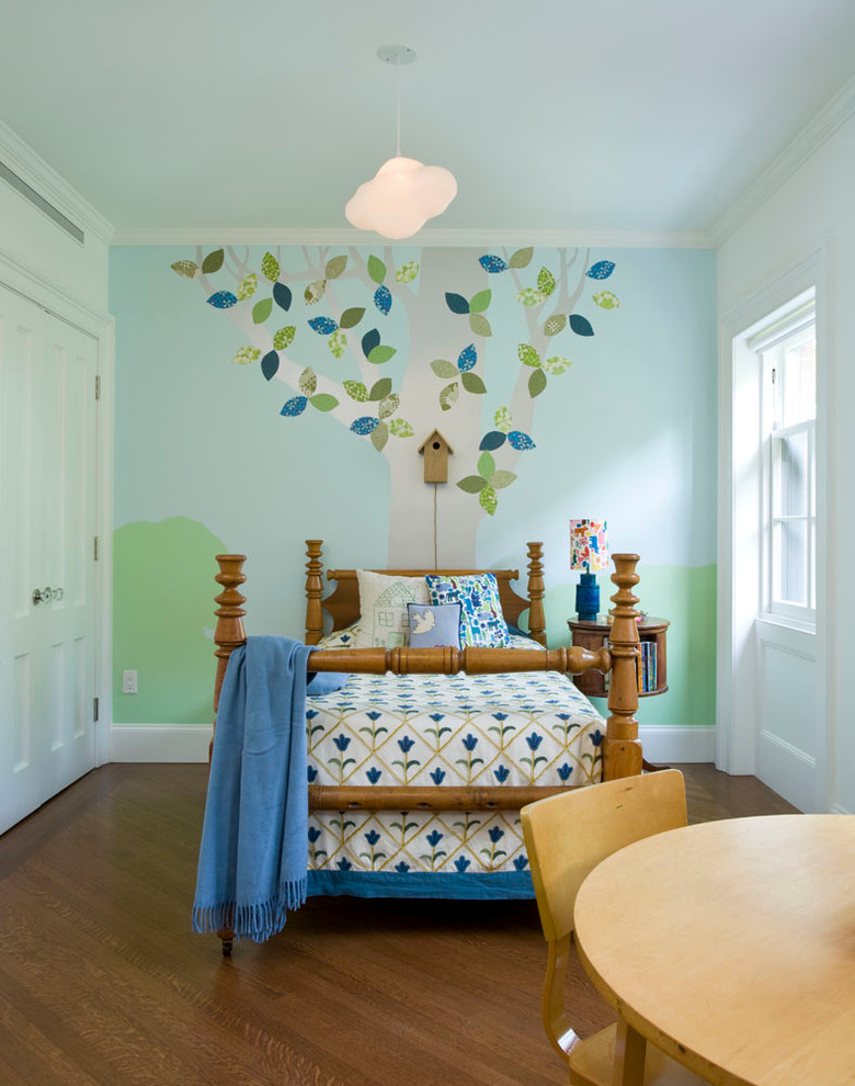 Diseño de dormitorio infantil de 4 a 10 años clásico renovado de tamaño medio con paredes multicolor y suelo de madera en tonos medios