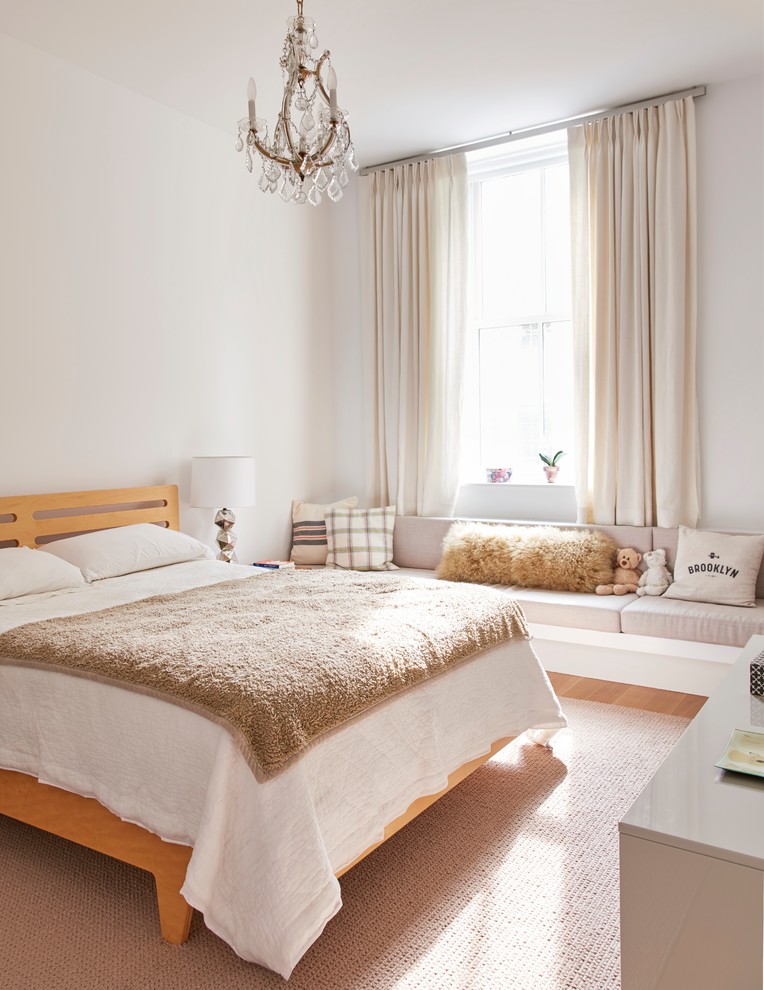 Imagen de dormitorio actual con paredes blancas, suelo marrón y suelo de madera en tonos medios