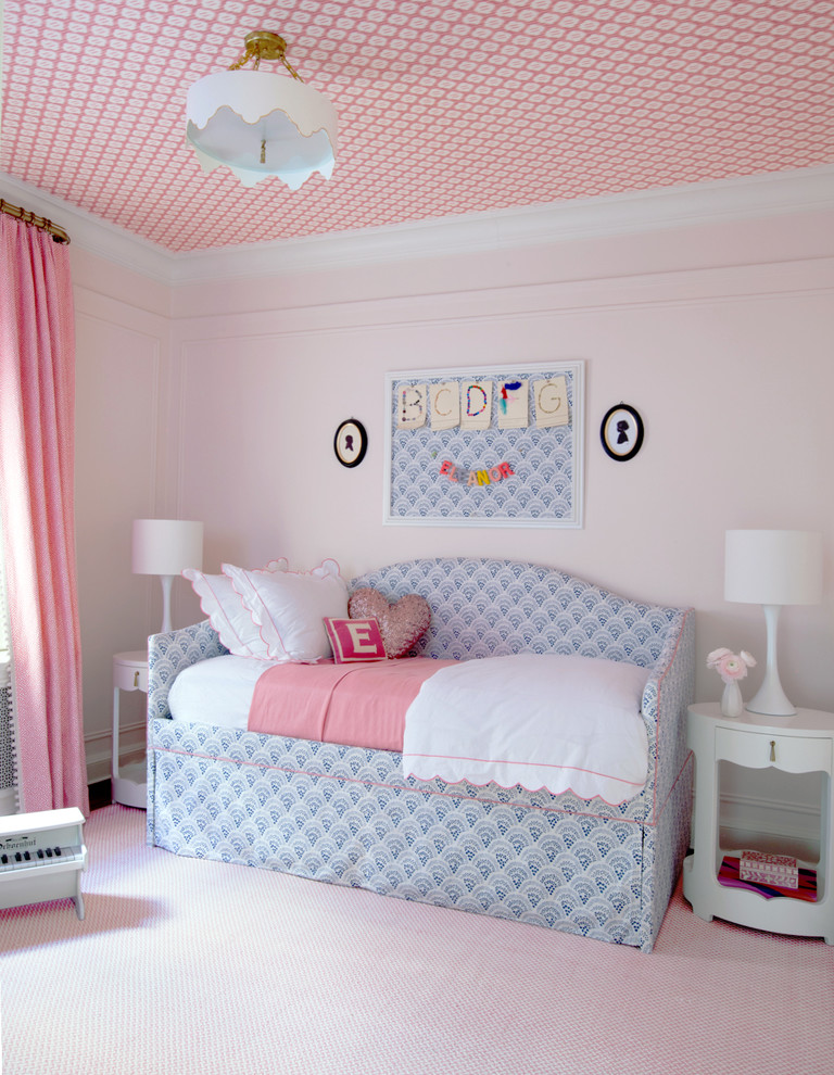 На фото: детская в стиле неоклассика (современная классика) с спальным местом, розовыми стенами, ковровым покрытием и розовым полом для ребенка от 4 до 10 лет, девочки с