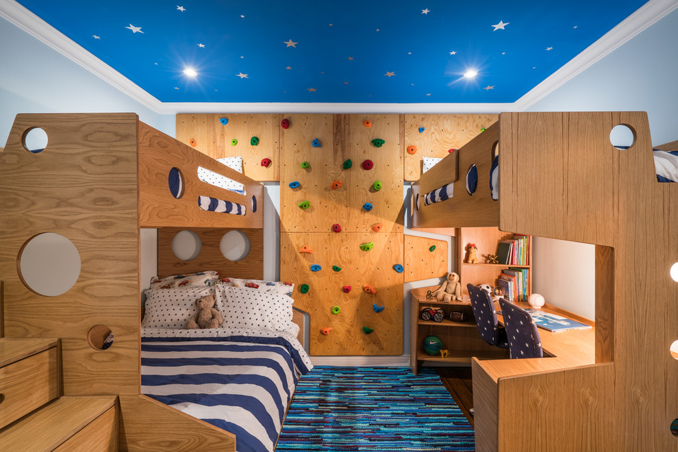 Bild på ett funkis könsneutralt barnrum kombinerat med sovrum, med blå väggar