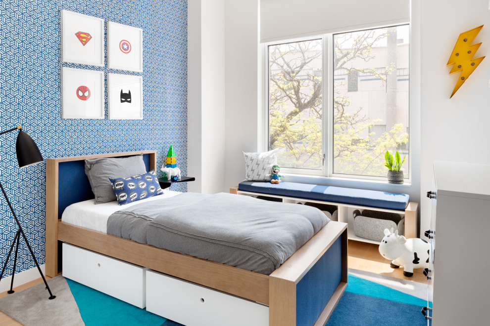 Esempio di una cameretta per bambini minimal con pareti blu, pavimento in legno massello medio e pavimento marrone