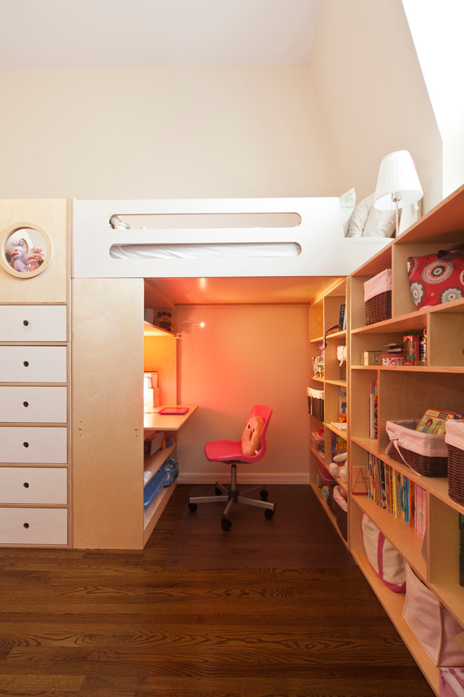 Modern inredning av ett mellanstort flickrum kombinerat med sovrum och för 4-10-åringar, med beige väggar och mörkt trägolv