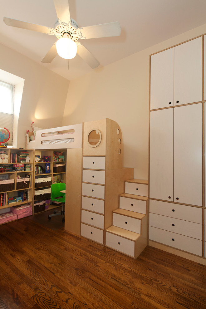 Modelo de dormitorio infantil de 4 a 10 años contemporáneo de tamaño medio con paredes beige y suelo de madera oscura
