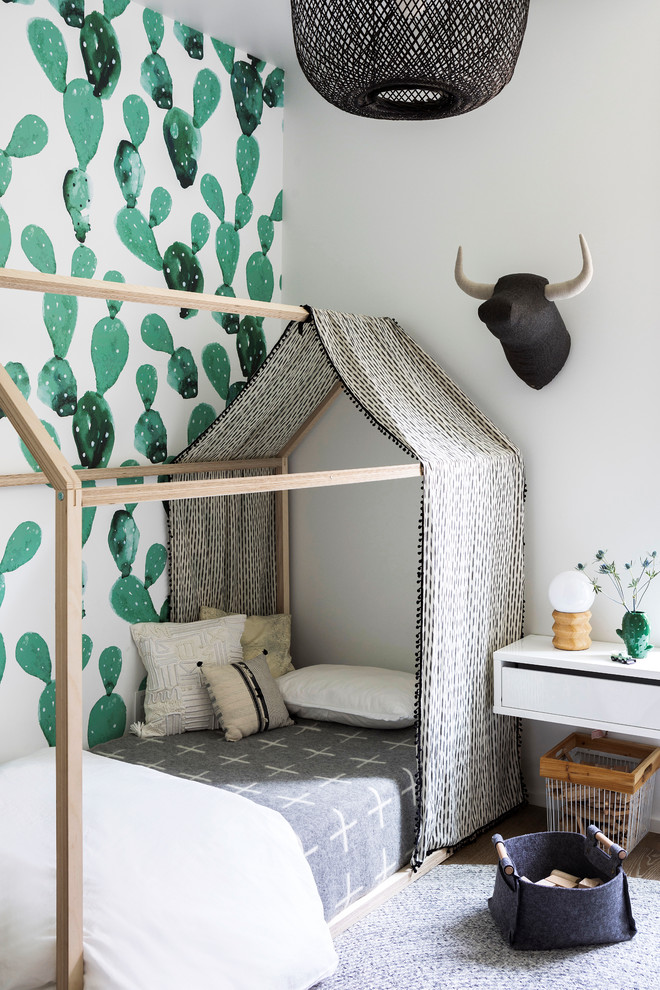 ニューヨークにあるお手頃価格の中くらいなコンテンポラリースタイルのおしゃれな子供の寝室 (グレーの壁、無垢フローリング、児童向け) の写真