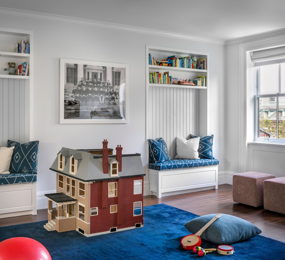 Aménagement d'une chambre d'enfant de 1 à 3 ans classique avec un mur blanc, un sol en bois brun et un sol marron.
