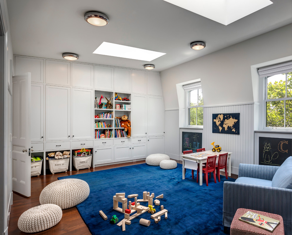 Neutrales Klassisches Kinderzimmer mit Spielecke, weißer Wandfarbe, braunem Holzboden und braunem Boden in New York