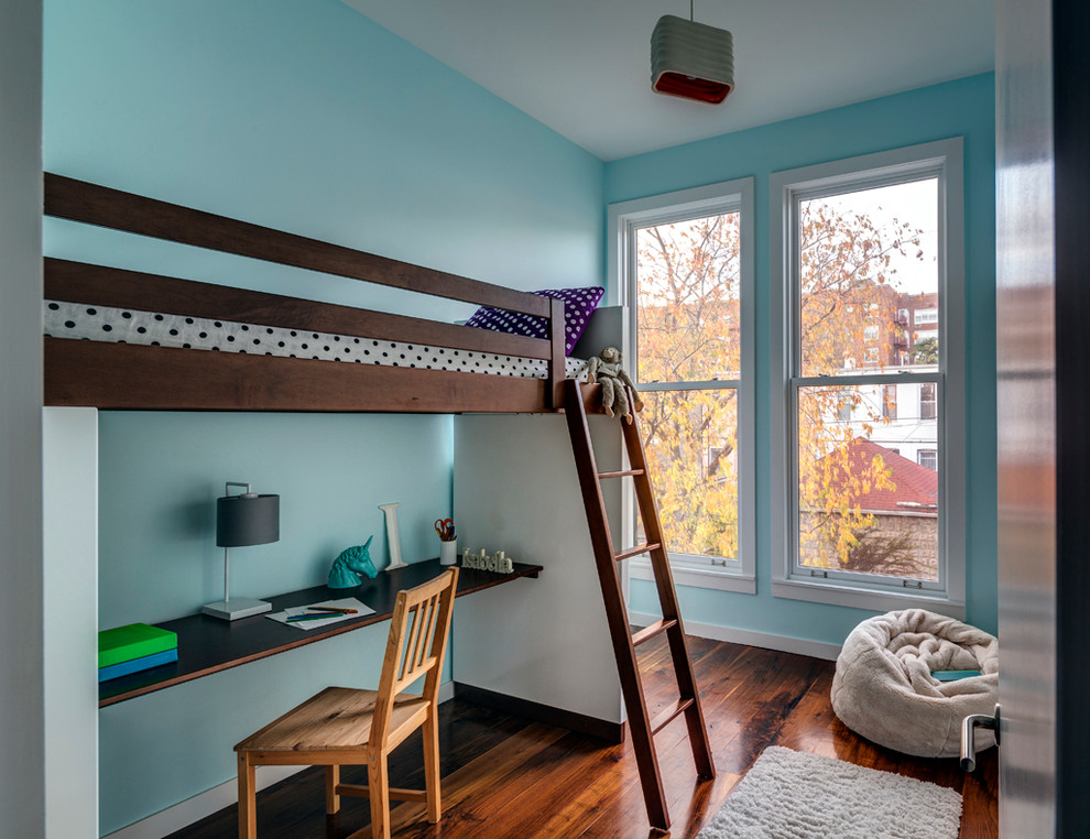 Modernes Kinderzimmer mit Schlafplatz, blauer Wandfarbe und dunklem Holzboden in New York