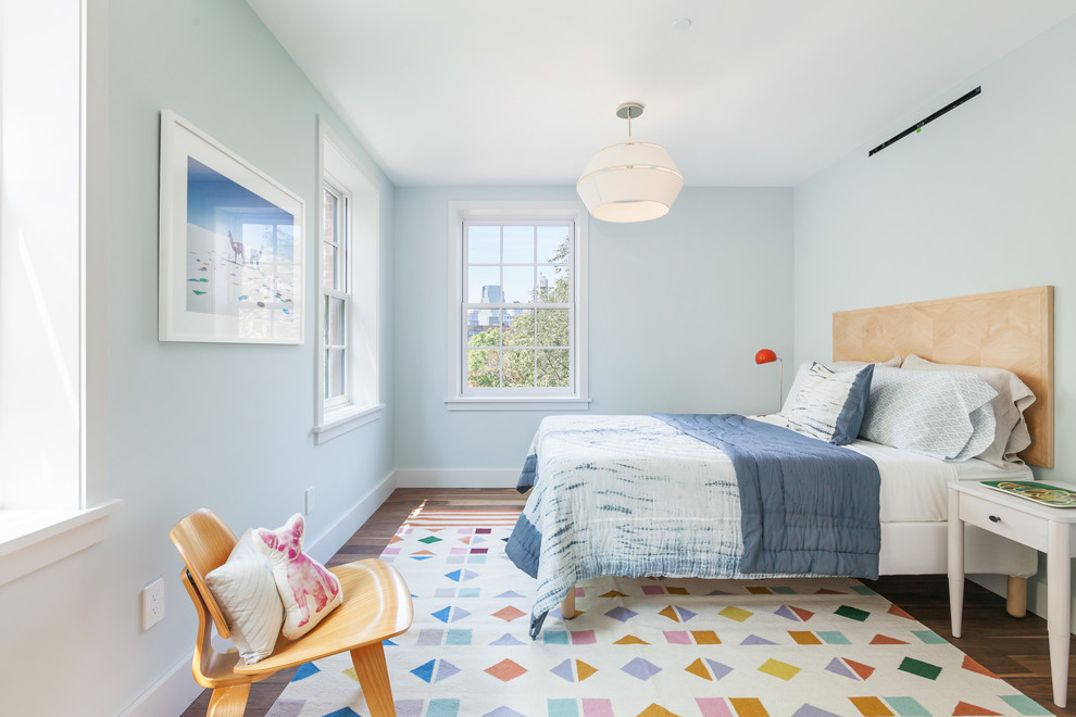 Klassisches Jugendzimmer mit Schlafplatz und blauer Wandfarbe in New York