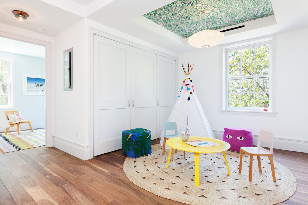 Neutrales Klassisches Kinderzimmer mit Spielecke, weißer Wandfarbe und braunem Holzboden in New York