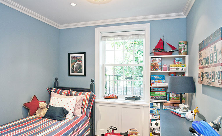 Kleines Klassisches Jungszimmer mit Schlafplatz und blauer Wandfarbe in New York