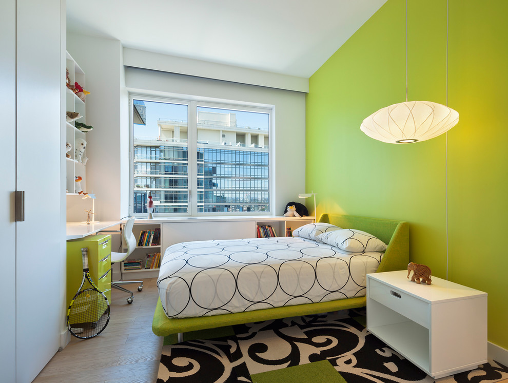 Idées déco pour une chambre neutre contemporaine avec un sol en bois brun et un mur multicolore.