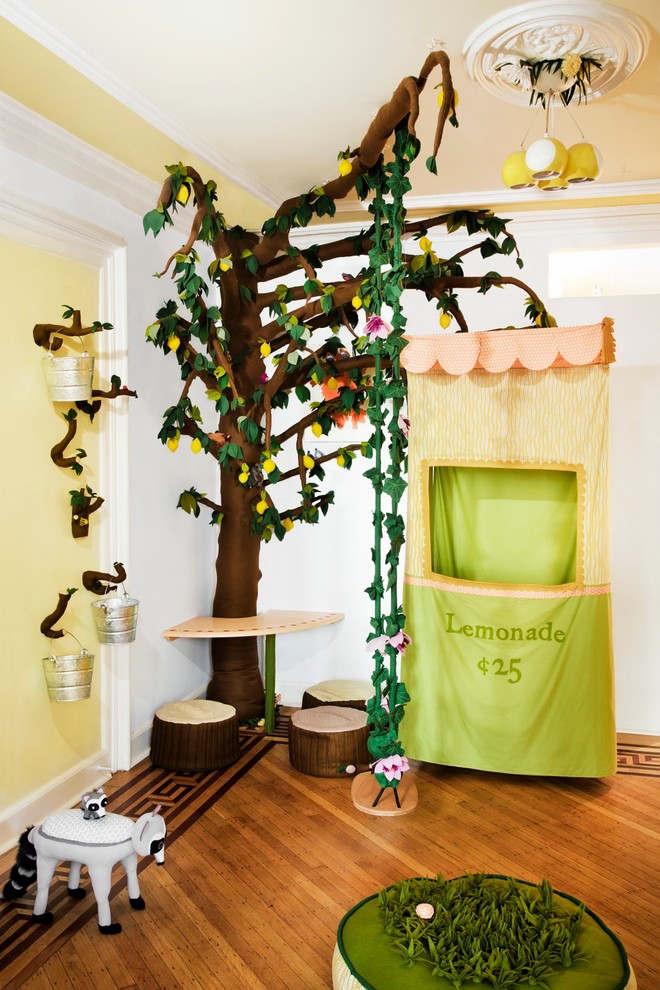 Exempel på ett eklektiskt barnrum kombinerat med lekrum, med gula väggar