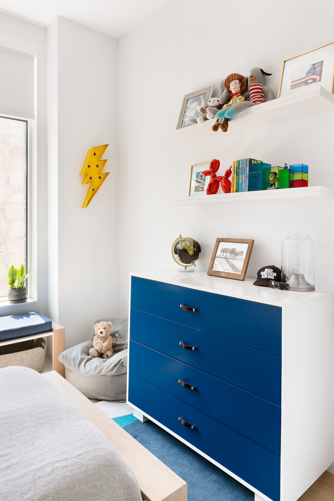 Foto på ett stort funkis pojkrum kombinerat med sovrum och för 4-10-åringar, med vita väggar och ljust trägolv