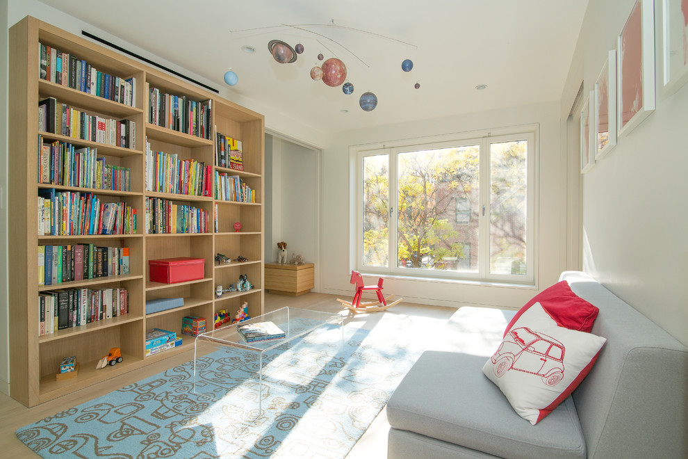 Exemple d'une grande chambre d'enfant de 1 à 3 ans tendance avec un mur blanc et parquet clair.