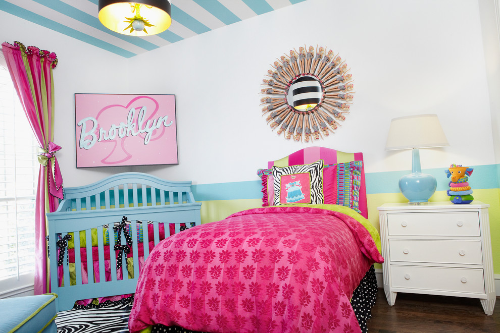 Bild på ett eklektiskt flickrum kombinerat med sovrum, med mörkt trägolv och flerfärgade väggar