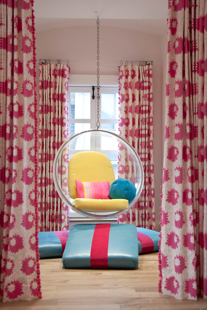 Foto på ett funkis flickrum, med rosa väggar och ljust trägolv