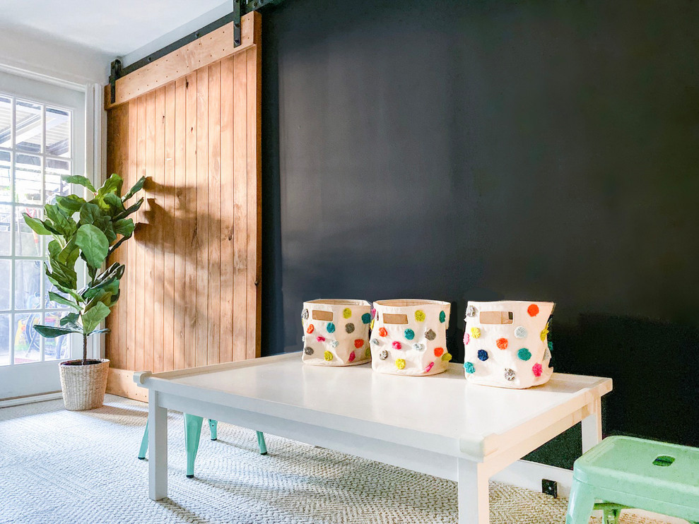 Ispirazione per una cameretta per bambini da 1 a 3 anni moderna di medie dimensioni con pareti multicolore, moquette e pavimento beige