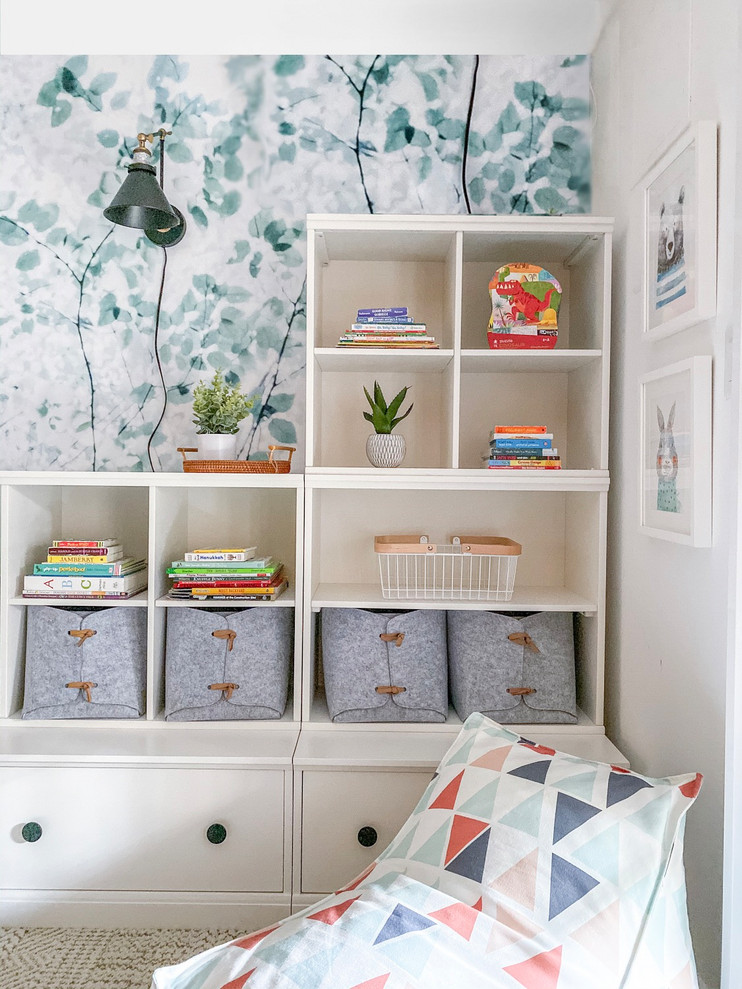 Modelo de dormitorio infantil de 1 a 3 años minimalista de tamaño medio con paredes multicolor, moqueta y suelo beige
