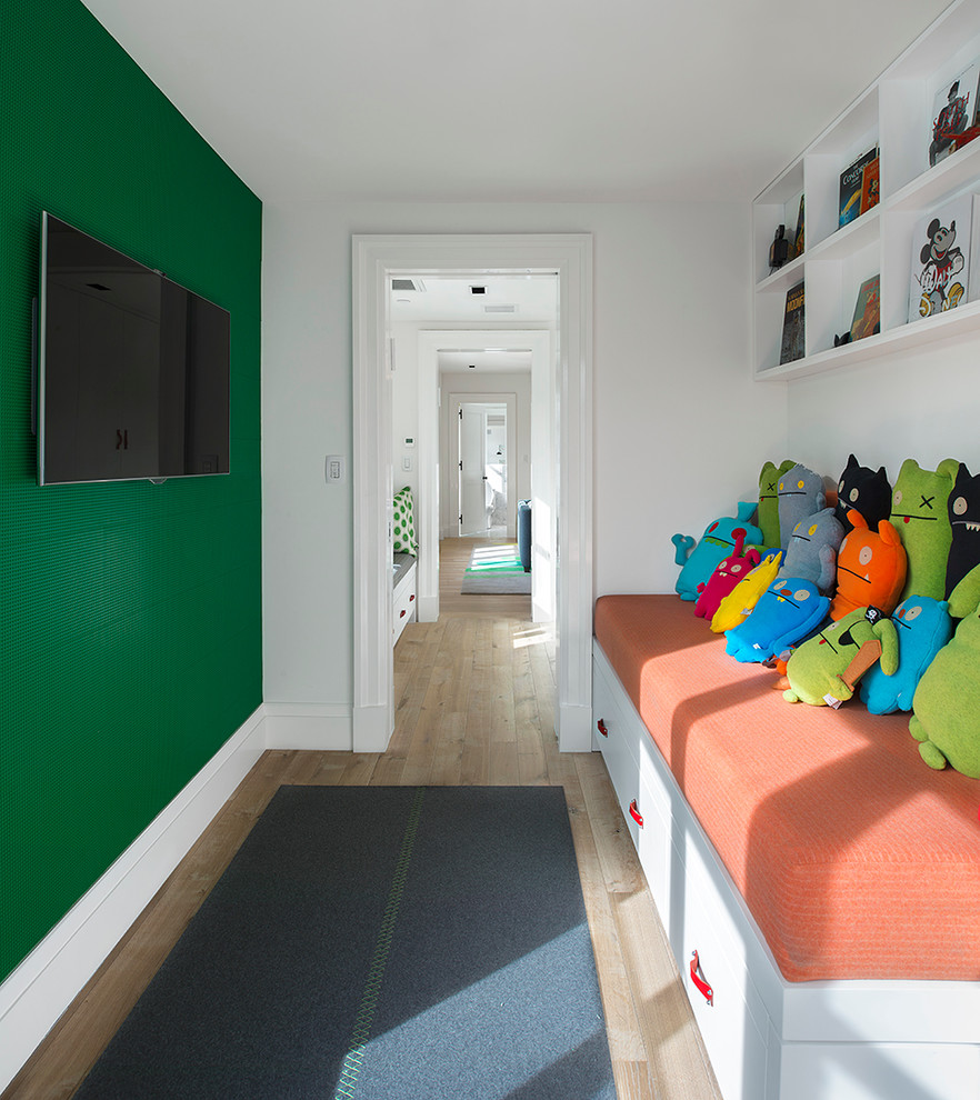 Cette photo montre une grande chambre d'enfant de 4 à 10 ans tendance avec un mur blanc et parquet clair.
